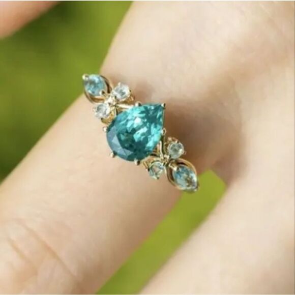 Elegant Gold and Green Gemstone Ring Sz 6 - Picture 5 of 8